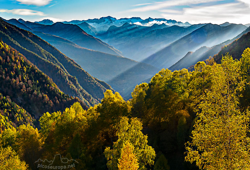 Macizo de Aneto y Maladeta desde la Val de Varrados. Val d'Aran, Pirineos, Catalunya.